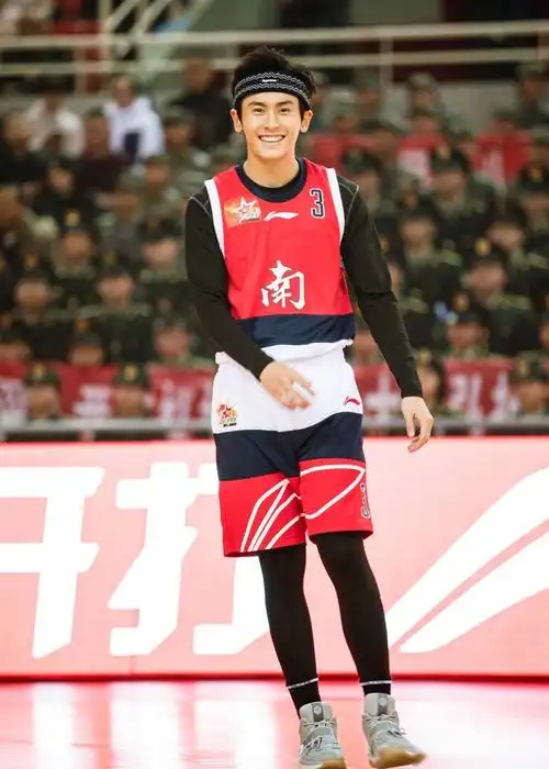 生活实苦,让张哲瀚的笑容治愈你