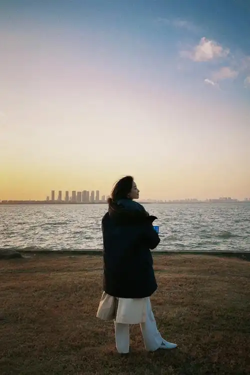 倪妮海边漫步随拍释出沐浴海风追赶落日美如画