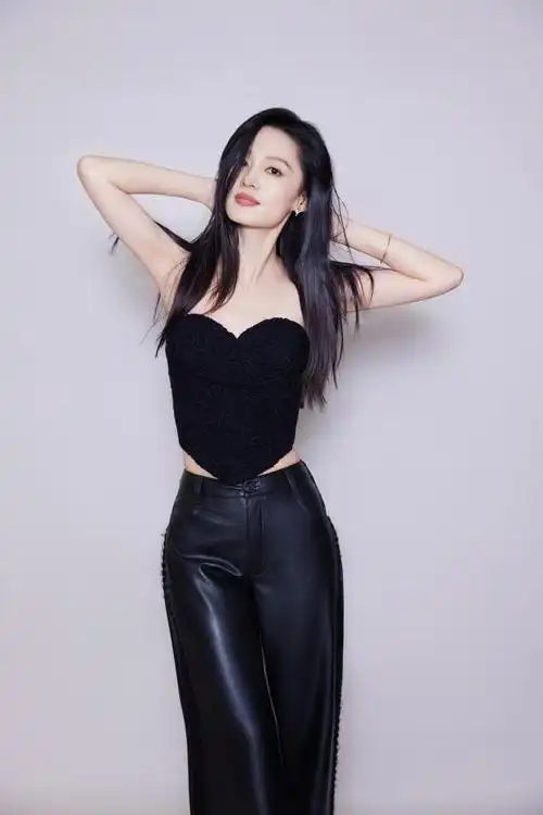 李沁近照曝光怼脸镜头缺点明显好真实被吐槽与普通人差不多