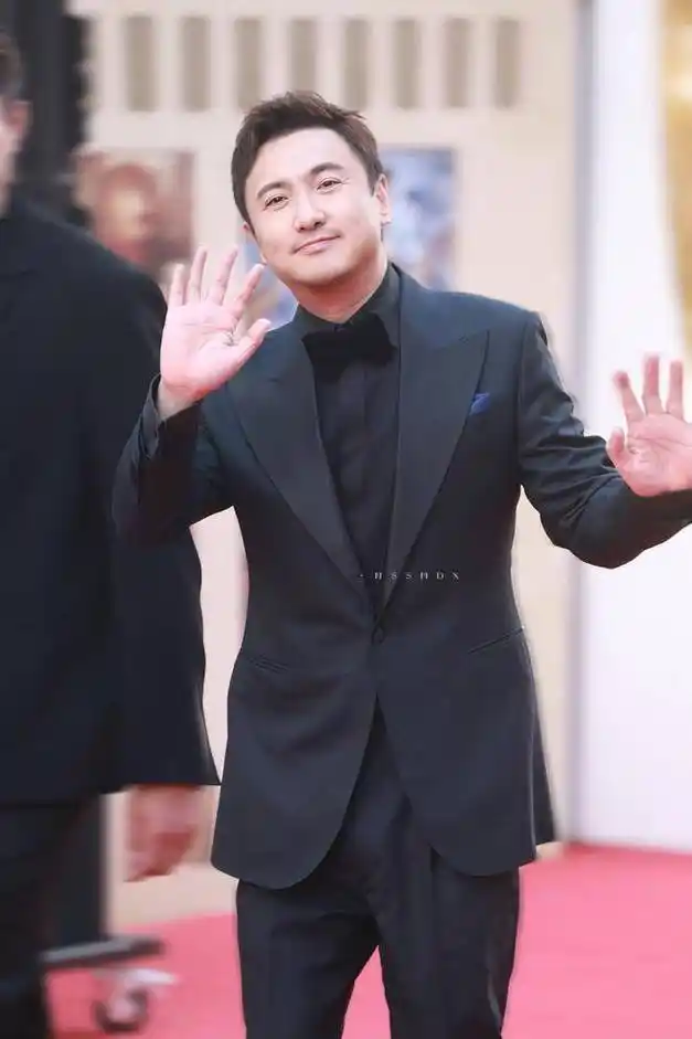 沈腾华表奖后台花式打招呼,与葛优半蹲式握手,能看出沈腾瘦了好多