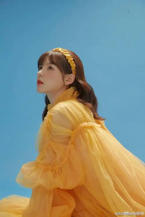 原创不愧是王思聪最美前女友张予曦拍鸡蛋花写真元气少女既视感