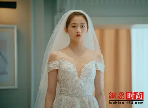 关晓彤穿露肩拖尾婚纱秀香肩锁骨