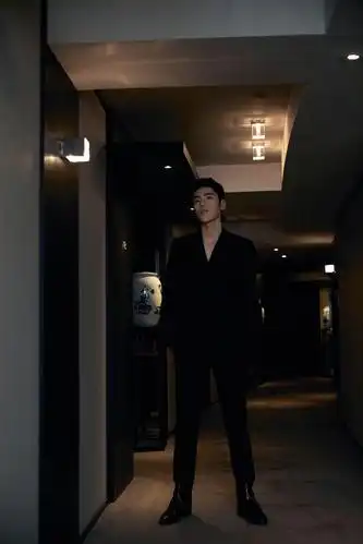 王子异黑色西装640x1136分辨率查看