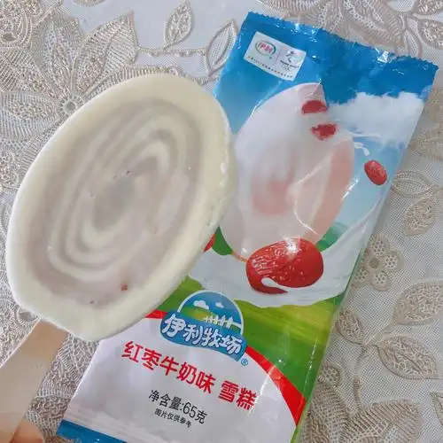 伊利牧场红枣牛奶味雪糕90闻起来就很红枣酸奶的味道,但吃起来不酸