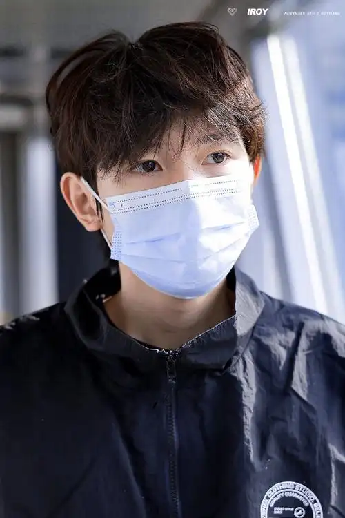 王源机场鸡窝头发型##王源鸡窝头