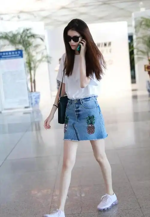 何穗机场街拍穿白色t恤搭配miss sixty牛仔半身裙,亮片菠萝刺绣图案