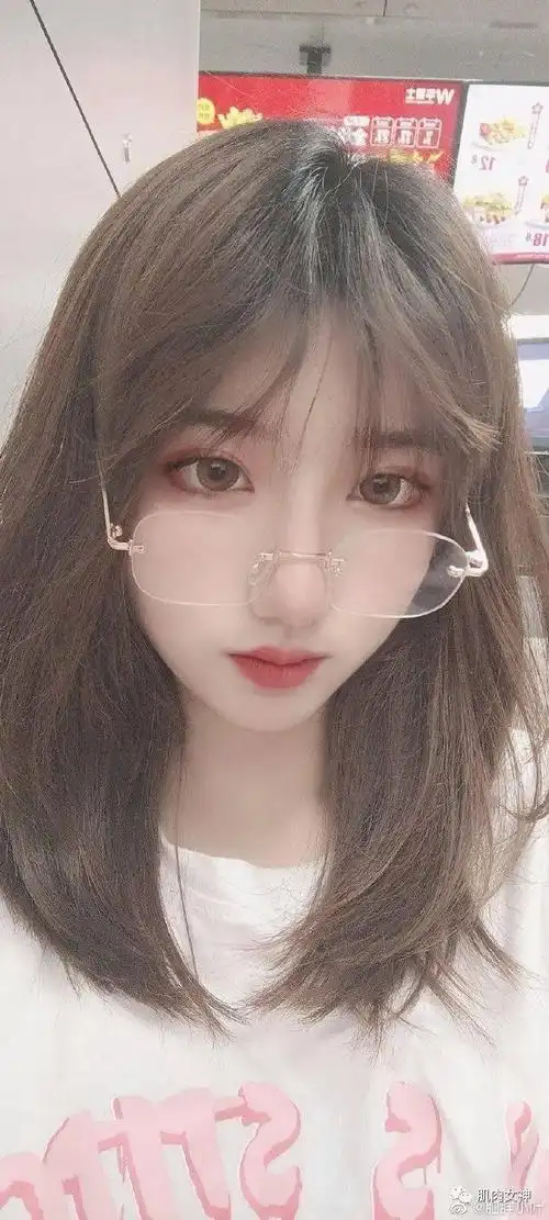 vb:@肥胖小叶又喜欢机车的00后辣甜小妞热爱健身的同时就是一位个性