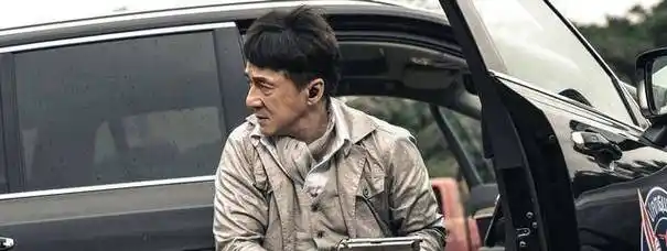 成龙老了武打巨星变洗头大哥成龙跳不动了只能走楼梯