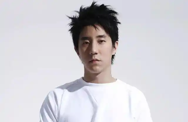 37岁房祖名与19岁欧阳娜娜正在热恋成龙的回应让人浮想联翩