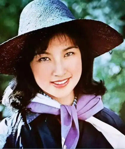 她是华语电影界的巅峰之星,她是刘晓庆,一位备受尊敬和崇拜的演员,她