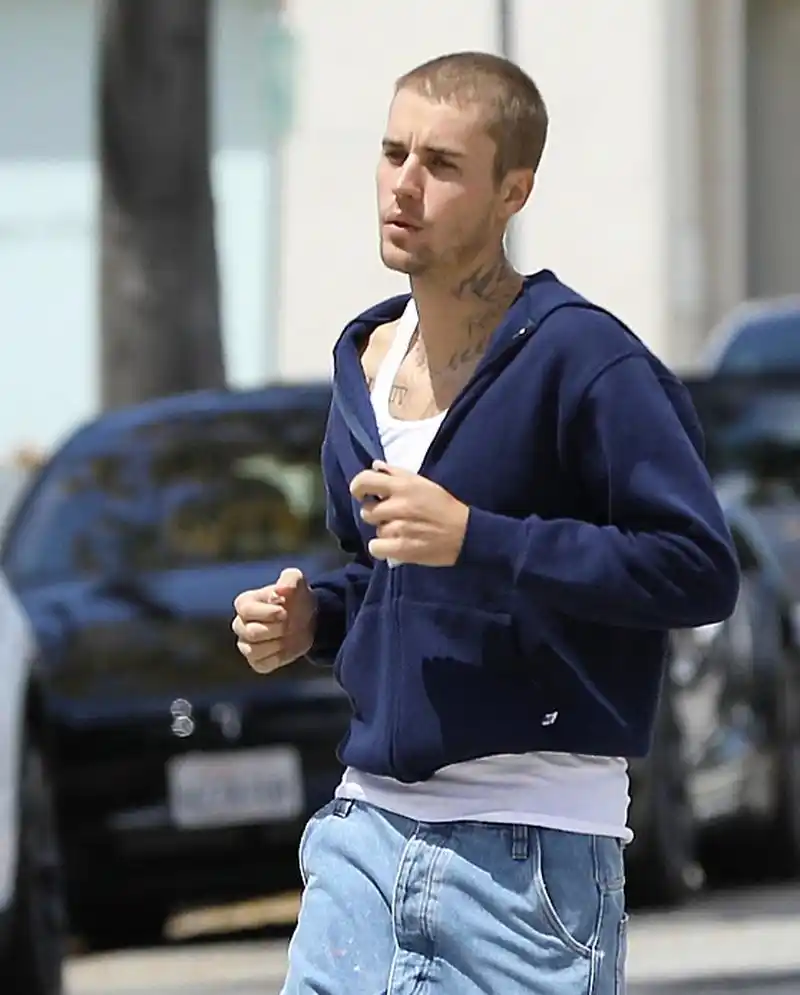 贾斯汀·比伯与好友聚餐 轻松驾驭寸头造型潮酷十足