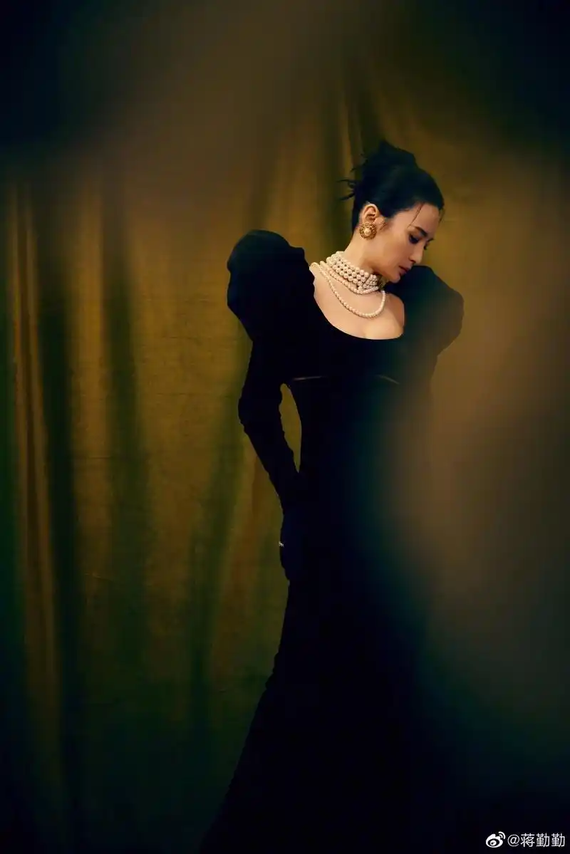 蒋勤勤的一组美照曝光她身穿黑色丝绒长裙腰肢纤细露出胸口大片白皙