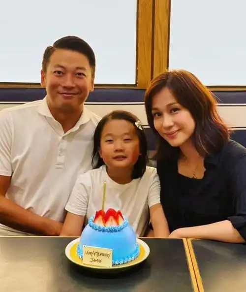 文颂娴为爱女开派对庆生老公难得出镜与妻女拍温馨全家福