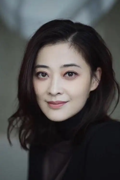 有种"冻龄"叫44岁梅婷!身穿黑色连衣裙优雅干练,尽显法式慵懒