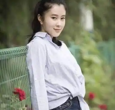 "星女郎"黄圣依,为何敢与星爷撕破脸,看她背后的男