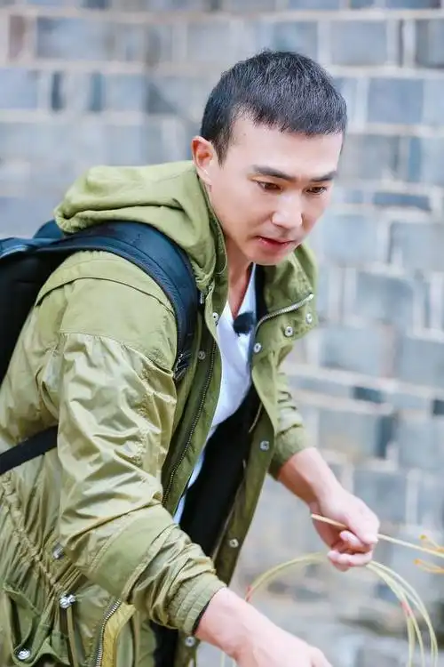 嗯哼做老师!教刘畊宏唱"走调版"《丢手绢》超有爱