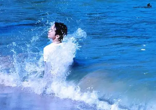 易烊千玺稚嫩青涩的大海湿身照曝光 玩这么大吗?