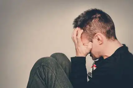 疲劳的男人图片