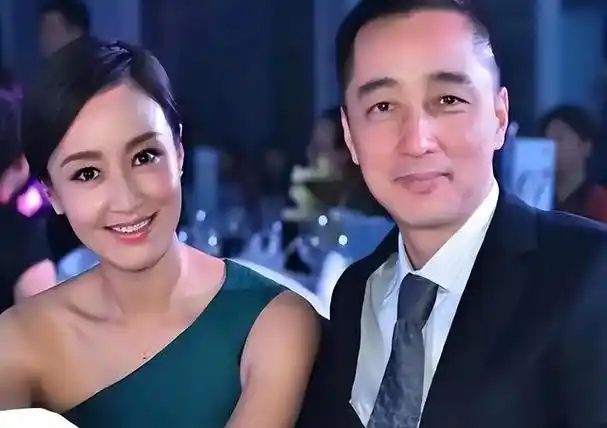 尽管前妻曾对路过的金波提出质疑,但金波显然并不关心这些行为对他的