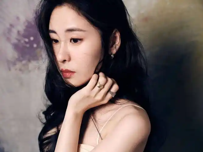 张碧晨浅金色吊带连衣裙性感写真_皮肤