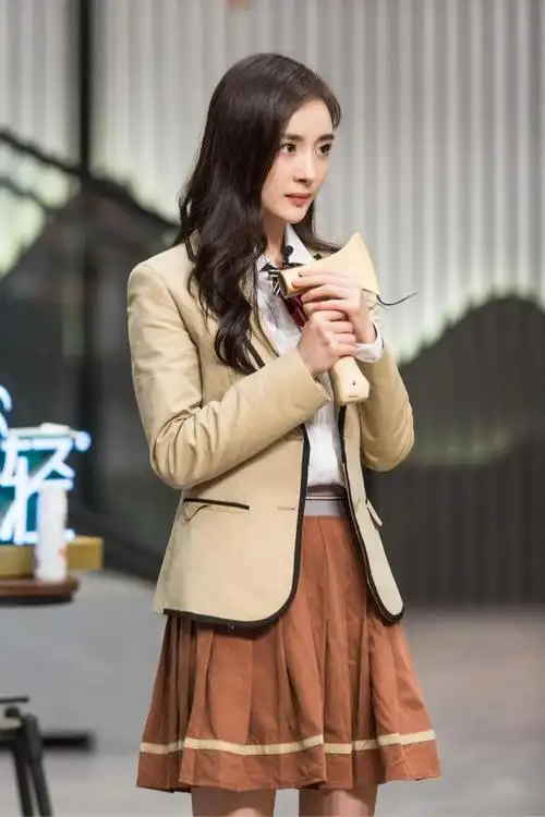 杨幂花式穿搭驾驭各种风格 学生装清纯可爱休闲装随性大方