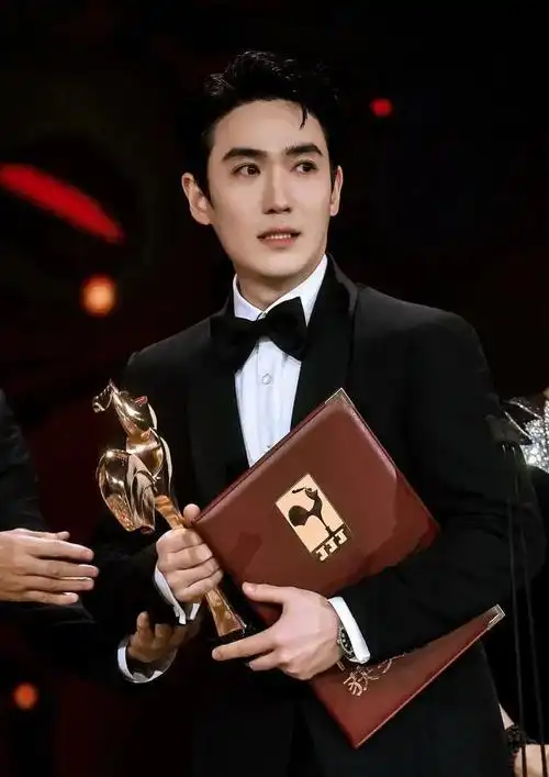 事实证明,朱一龙,已活成了一个"符号"