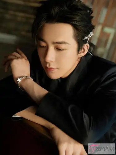 刘宇宁纯墨造型 潇洒帅气展现古风气韵_发型站_最新流行发型设计发型