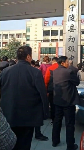 宁陵初级中学澡堂门事件 宁陵中学纪湘不雅视频