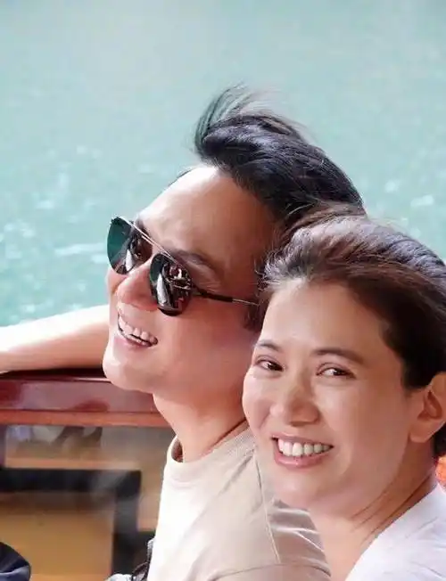 网友偶遇张智霖和儿子陪袁咏仪买包,魔童身高超妈妈帅气不输老爸_一家