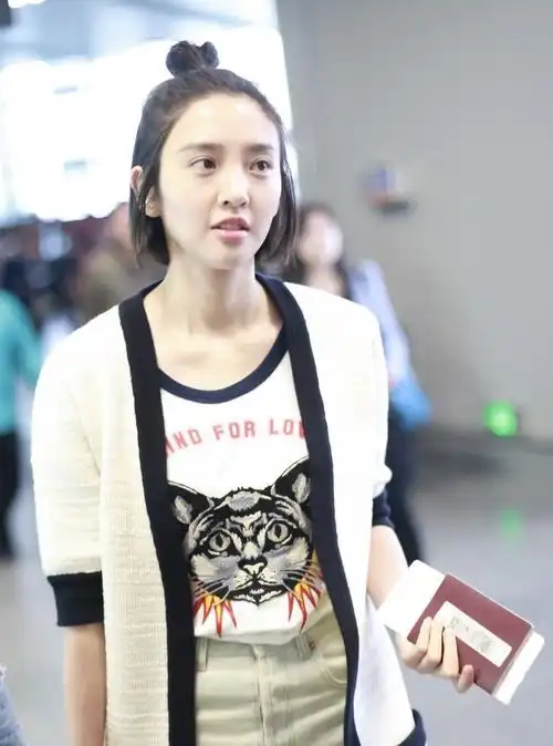 明星美照,图一女星唐艺昕机场照,扎丸子头甜美得爆表!