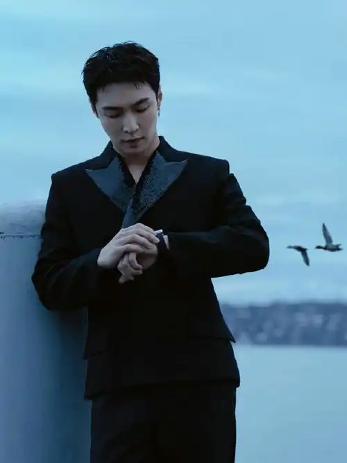 张艺兴黑西服##张艺兴海边大片#张艺兴黑西装,腕表6015矜贵绅 !!