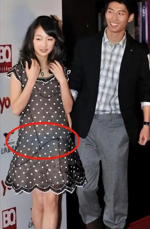 不知道是材质太薄,还是闪光灯太亮,蓝色内裤瞬间吸引了所有人的目光