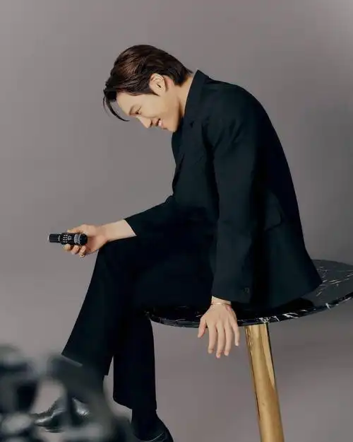 代言人kai幕后花絮照公开,侧颜微笑帅气迷人