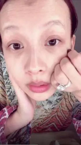 孙怡素颜直播自嘲:如果在微博上又得上热搜挨骂