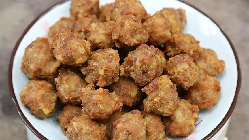 干炸肉丸子的正确做法,调馅秘诀很重要,外焦里嫩,放凉还是很脆