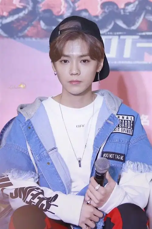 反戴帽子,鹿晗胜似少年!