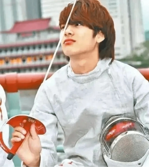 王嘉尔:击剑运动员和娱乐圈顶流的「一生两梦」