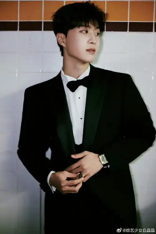 范丞丞飘带黑西装