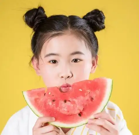 小学女孩偏分露额哪吒头发型