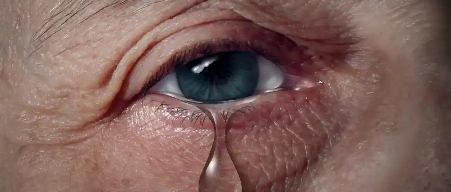 关,基于悲伤化学失衡引焦虑,因为衰老的人的眼睛哭了滴眼泪(企业商用)