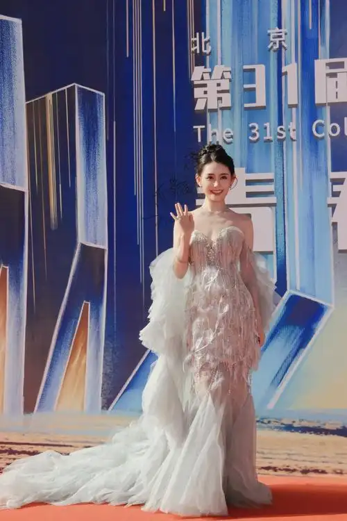 青年演员@蒋依依受邀出席#第31届大学生电影节青春之夜#,唱响青春之声