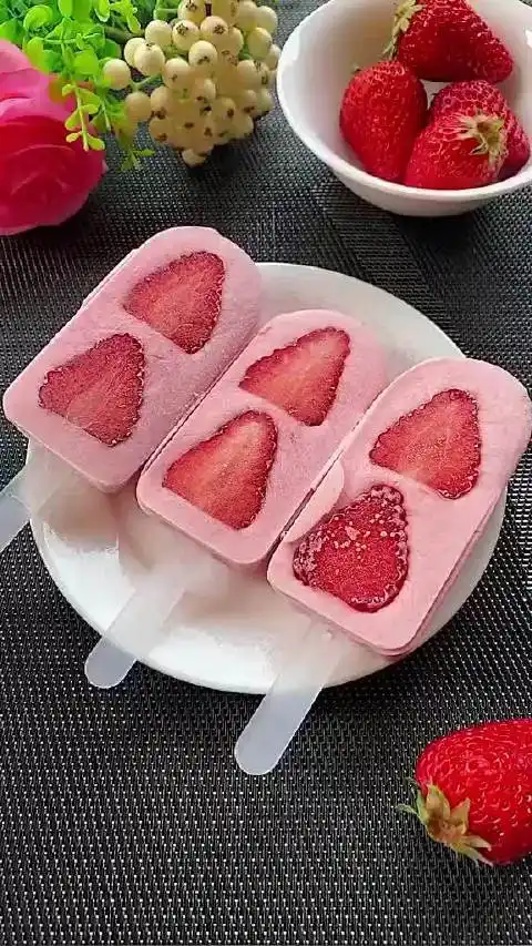 这个夏天,在家做个草莓雪糕,健康又好吃,太爽啦