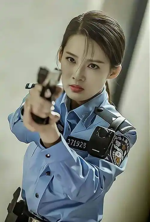 李沁穿上军装后马上由娇柔美艳变得英姿飒爽,霸气十足