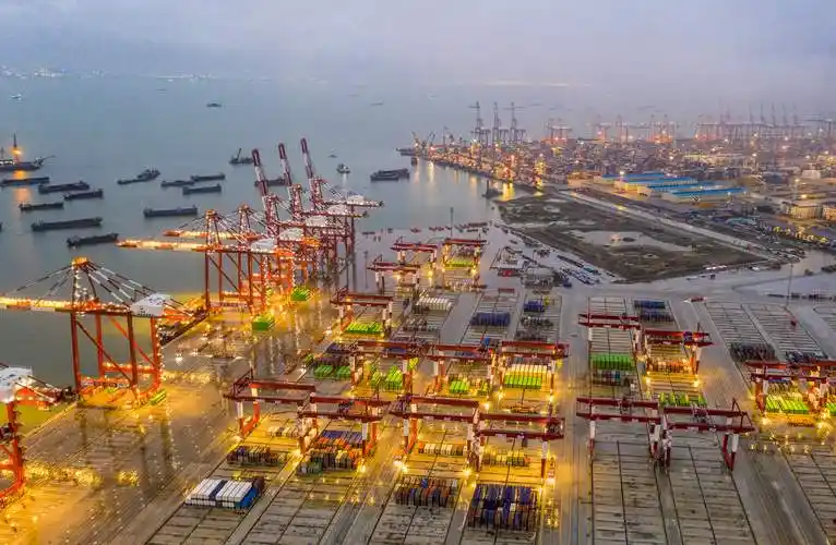 航拍暴雨前的广州港南沙港区自动集装箱码头一派繁忙