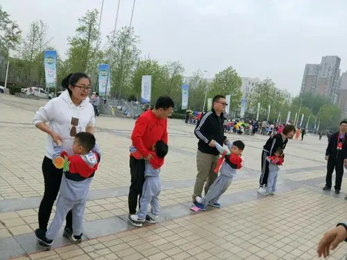 第一个活动,小脚踩大脚,宝贝和爸爸妈妈准备好了吗?