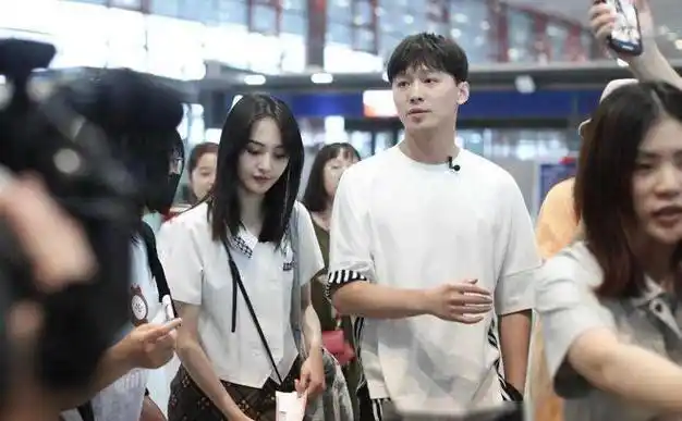 张恒发文揭无法回国内幕郑爽说美国比中国好不愿意放孩子回去