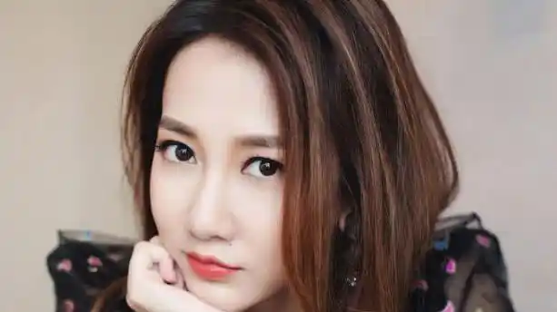 弦子好久不见,竟穿15cm"恨天高"脚和地面垂直,用脚趾走路