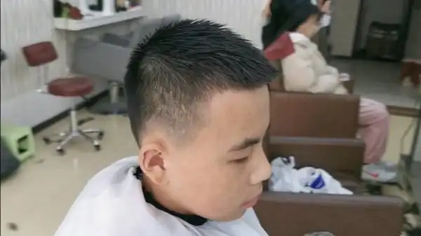 男生两寸头发型 好看又清爽的短发型 男生两寸头,寸头发型,寸头