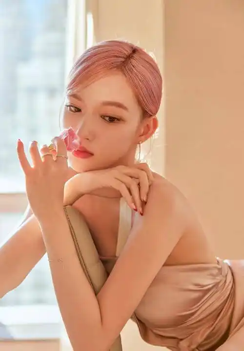 程潇已上线,穿香槟色长裙走红毯晒美背,这太考验小姐姐的身材了_舞蹈