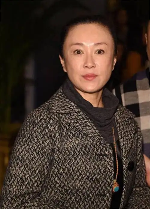 傅艺伟57岁的面容有皱纹才真实美颜的又白又假没一点老人样